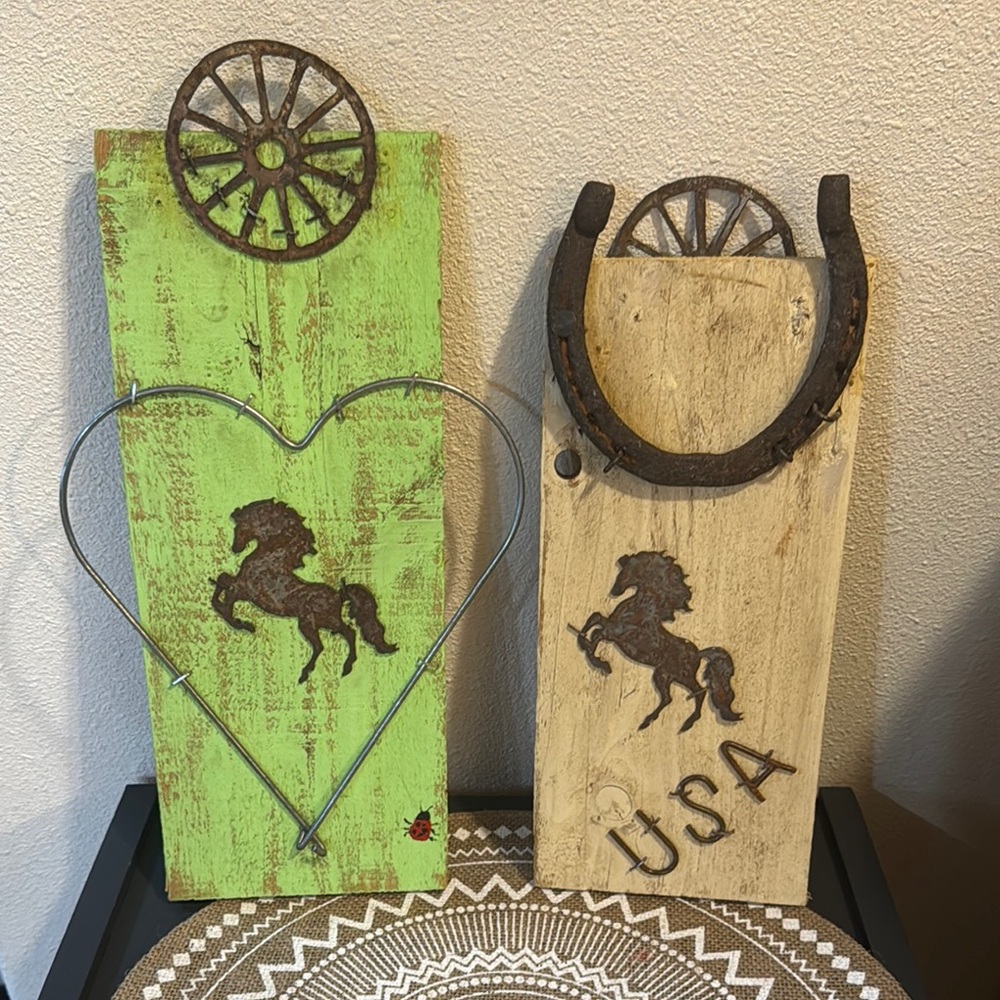 🆕 2 pc Rustic Horse Wall Decor Set - Green and Tan